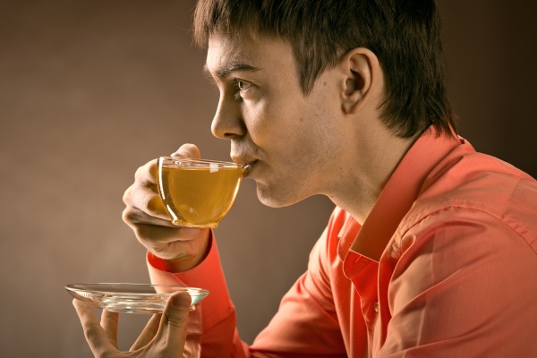 Мужчина пьет травяной чай