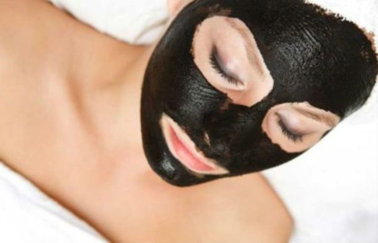 Черная маска для лица в домашних условиях