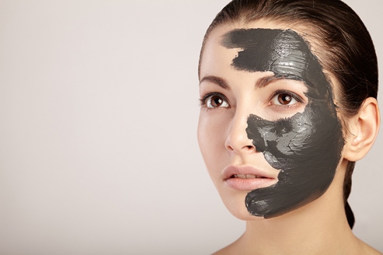 Черная маска для лица