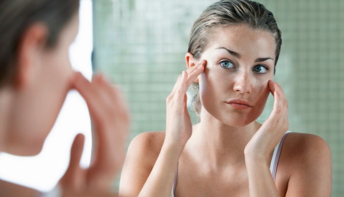 Причины, почему крем скатывается на лице: ответ косметолога на популярный вопрос