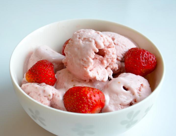 Домашнее мороженое с ягодами