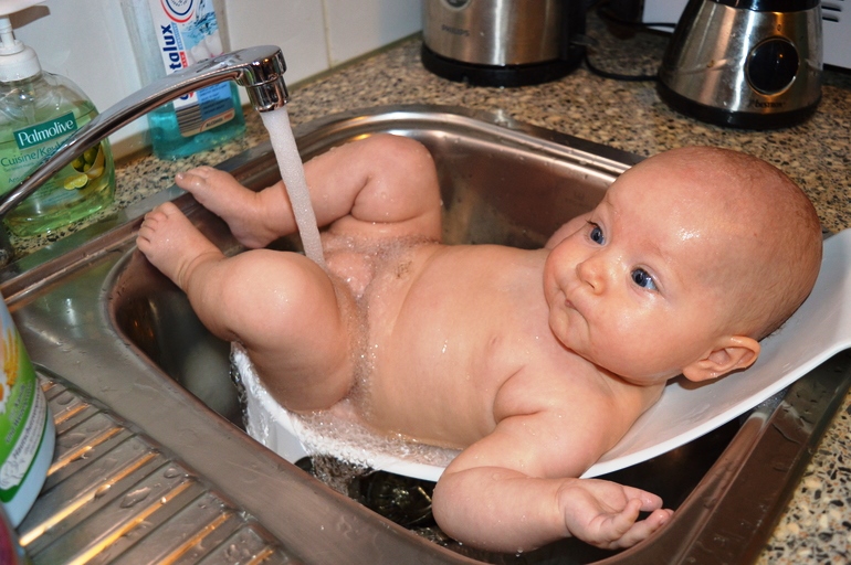 Ребёнка следует тёплой водой с мылом