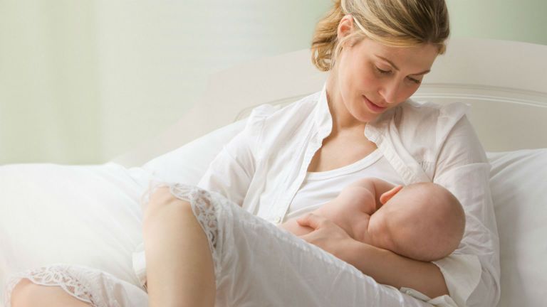 Когда начинаются месячные после родов при грудном вскармливании?