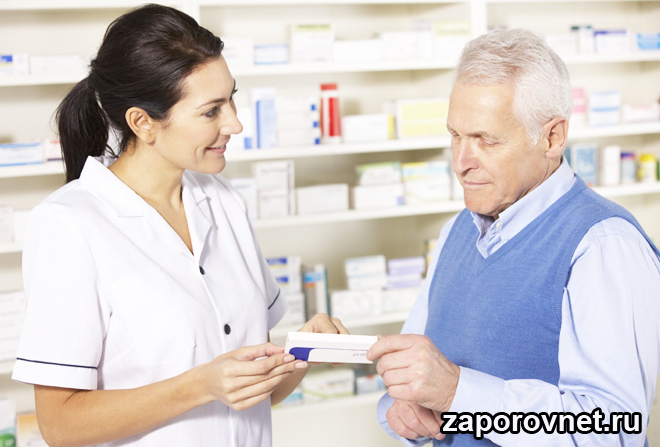 Дедушке в аптеке дают лекарство